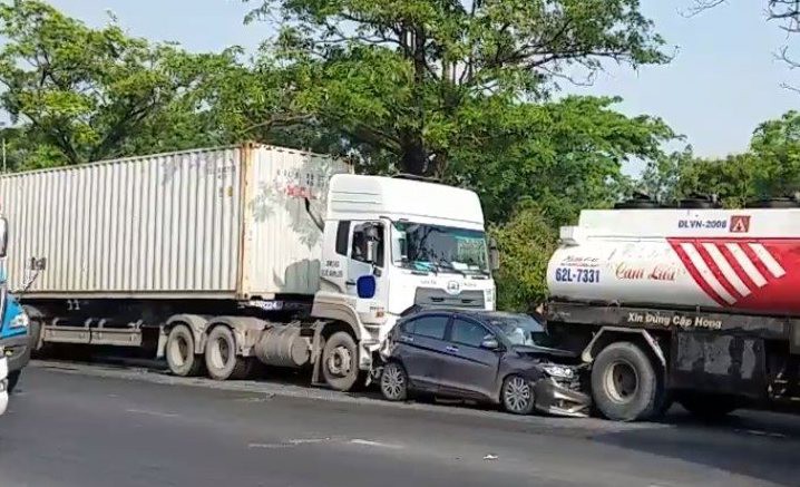 3 người kêu cứu trong "xế hộp" biến dạng trên đường Nguyễn Văn Linh