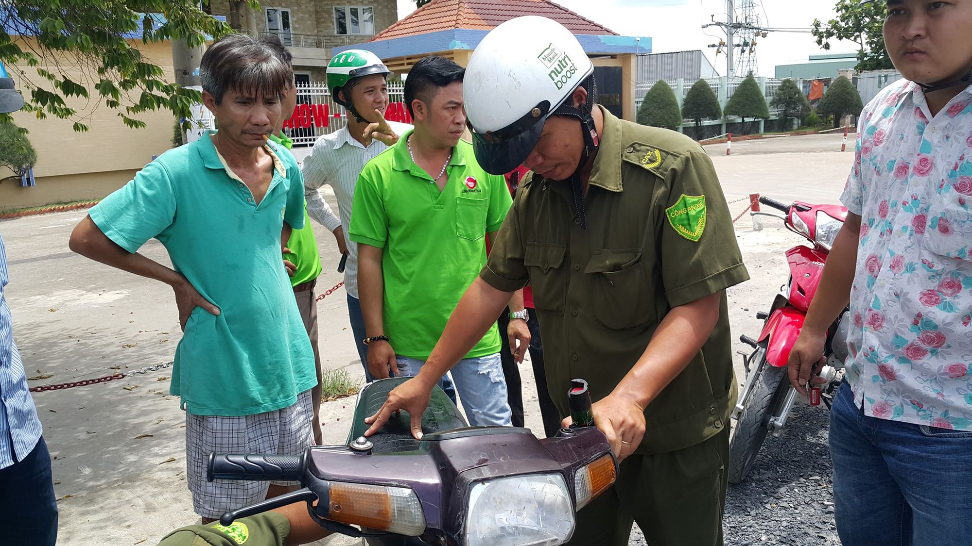 Đang truy bắt đối tượng tấn công cảnh sát hình sự, nhảy xuống kênh trốn - Ảnh 2.