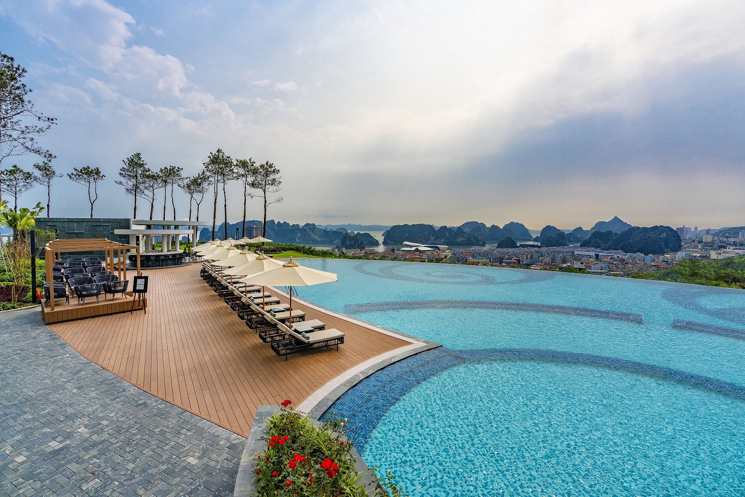 Khai trương Bamboo Airways Tower, FLC Hotels & Resorts tung mưa voucher - Ảnh 3.