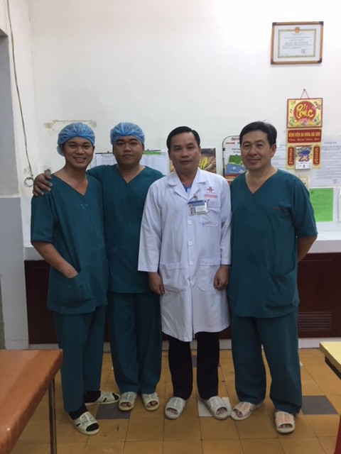 Kịp cứu người đ&agrave;n &ocirc;ng m&aacute;u phun th&agrave;nh v&ograve;i giữa trung t&acirc;m TP HCM - Ảnh 1.
