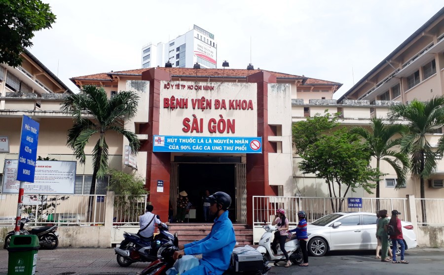Kịp cứu người đàn ông máu phun thành vòi giữa trung tâm TP HCM