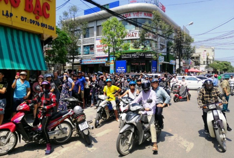 Nghe tiếng nổ trong vụ ch&aacute;y cửa h&agrave;ng gas, cả khu phố n&aacute;o loạn - Ảnh 4.