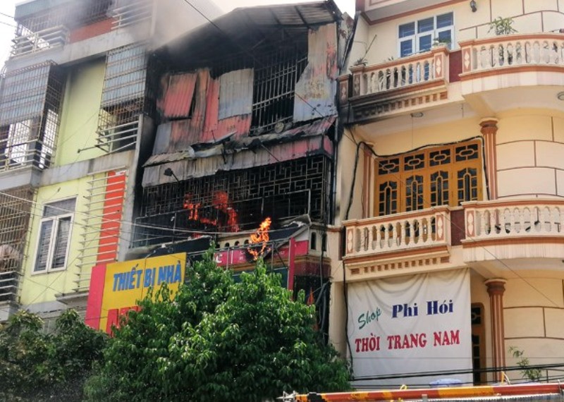 Nghe tiếng nổ trong vụ ch&aacute;y cửa h&agrave;ng gas, cả khu phố n&aacute;o loạn - Ảnh 1.