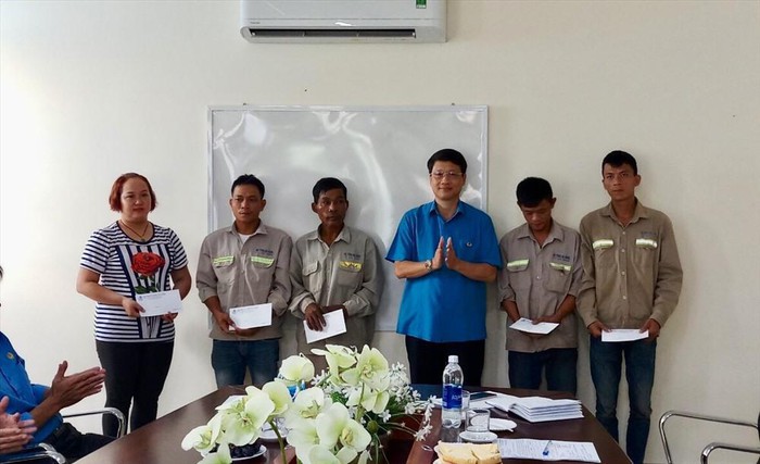 Đ&Agrave; NẴNG: Thăm hỏi, động vi&ecirc;n đo&agrave;n vi&ecirc;n kh&oacute; khăn - Ảnh 1.