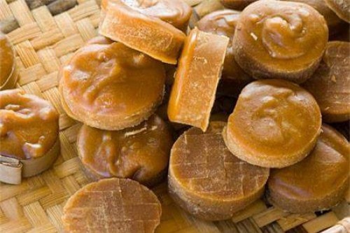 Trèo cây lấy nước trên trời nấu thành đặc sản ở An Giang - Ảnh 1.