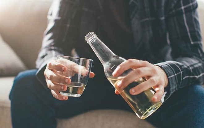 Tại sao bạn không nên uống rượu bia khi đói?
