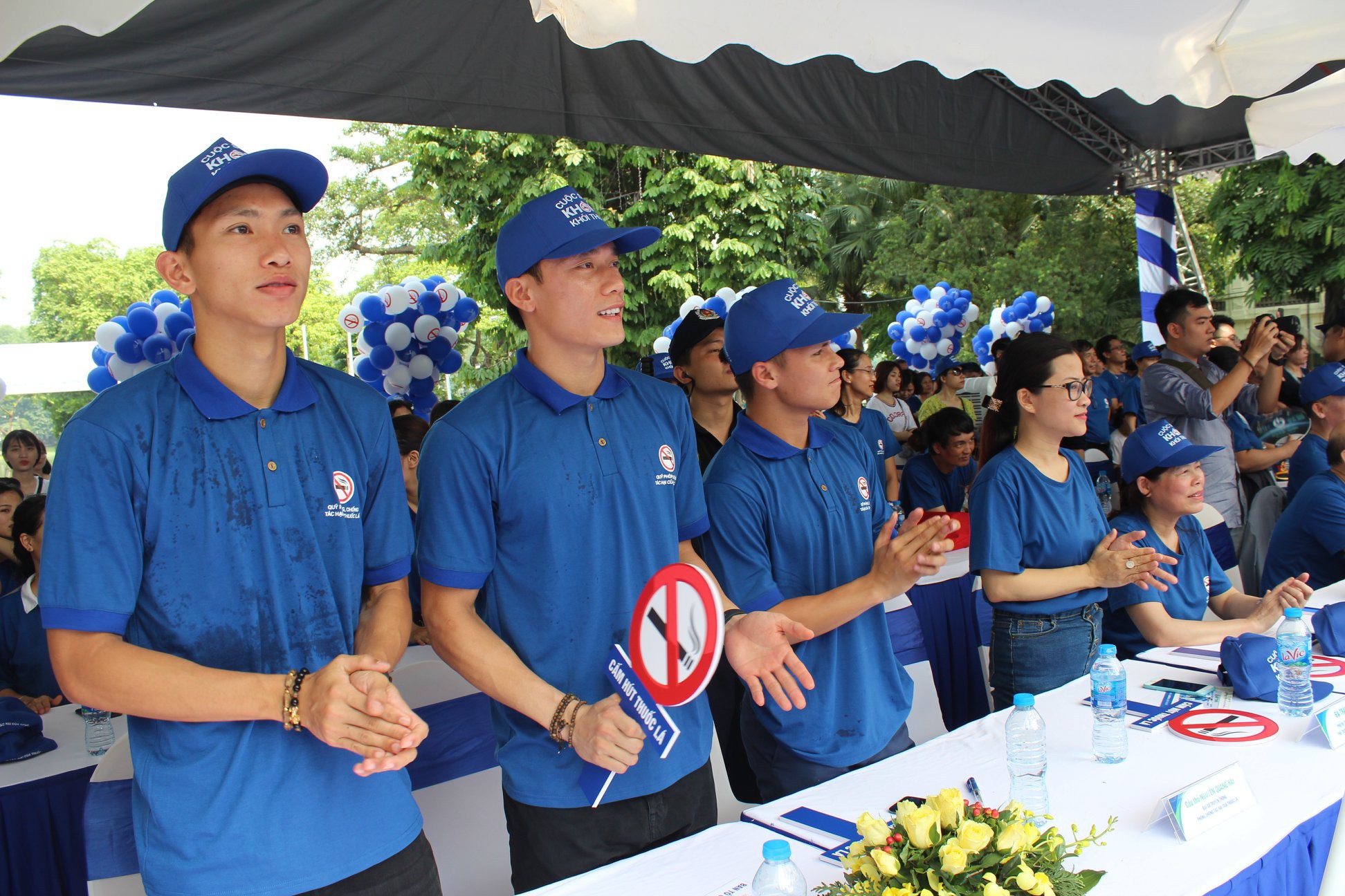 Nhiều cầu thủ đội tuyển b&oacute;ng đ&aacute; Việt Nam k&ecirc;u gọi mọi người bỏ thuốc l&aacute; - Ảnh 2.