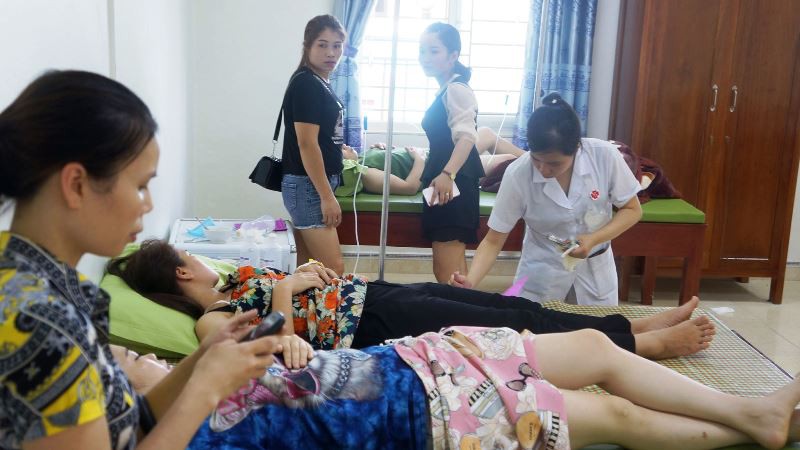 Hơn 50 khách du lịch nhập viện cấp cứu sau tiệc hải sản ở biển Hải Tiến