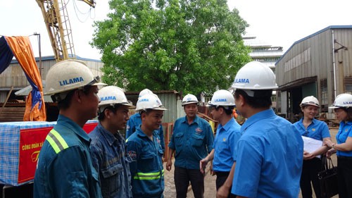 Công đoàn Xây dựng Việt Nam tặng quà cho CNLĐ