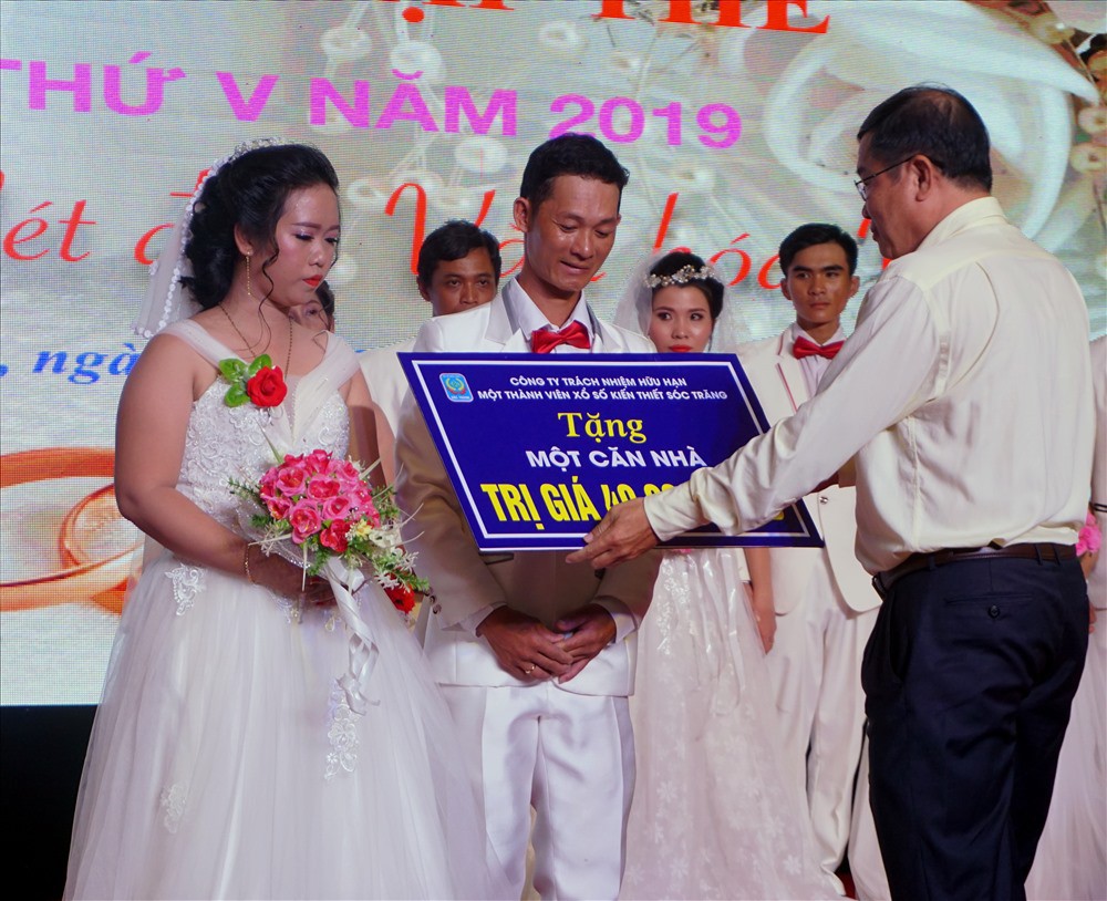 Sóc Trăng: Tưng bừng lễ cưới tập thể cho công nhân khó khăn