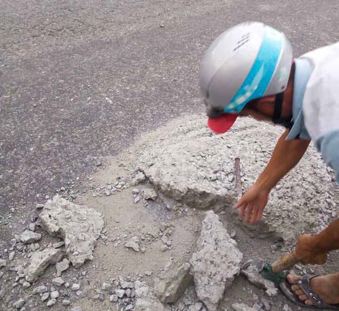 Sợ người dân gặp nạn, 2 thợ đá đục mảng bê tông gây "sốt" mạng xã hội