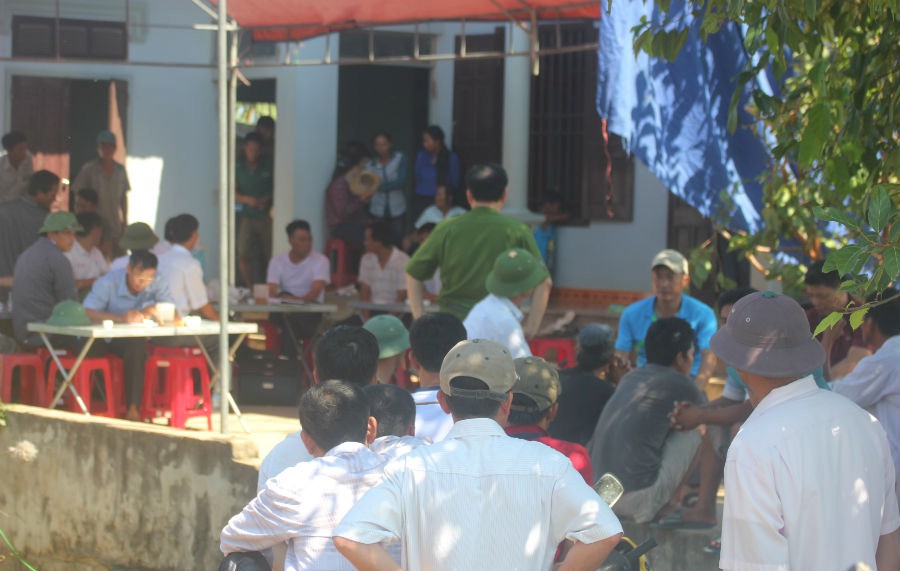 Mâu thuẫn tại đám cưới, 1 công an viên bị đâm tử vong