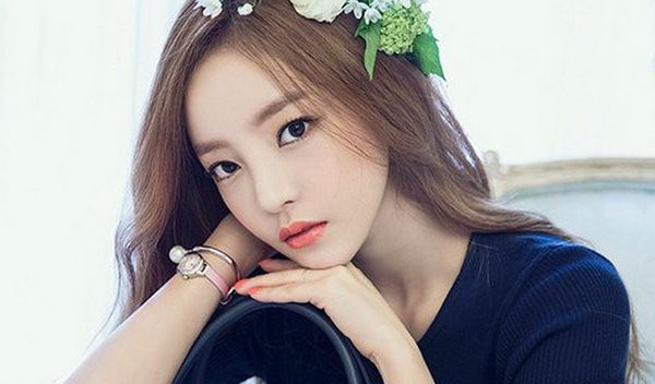 Nữ ca sĩ xinh đẹp Hàn Quốc tự tử bất thành ở nhà riêng