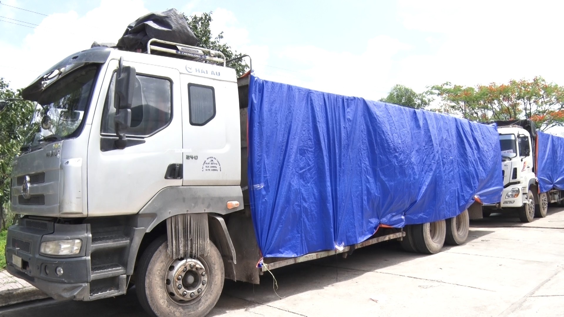 Tạm giữ phương tiện nghi chở chất thải nguy hại đi ch&ocirc;n lấp - Ảnh 2.