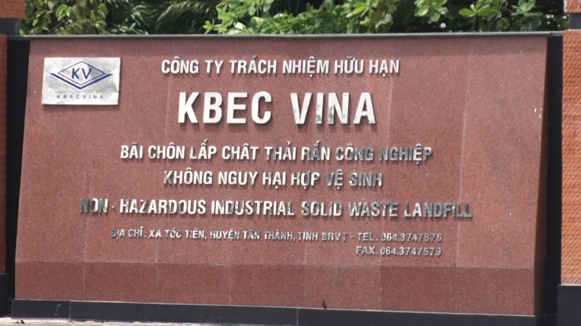 Tạm giữ phương tiện nghi chở chất thải nguy hại đi ch&ocirc;n lấp - Ảnh 1.