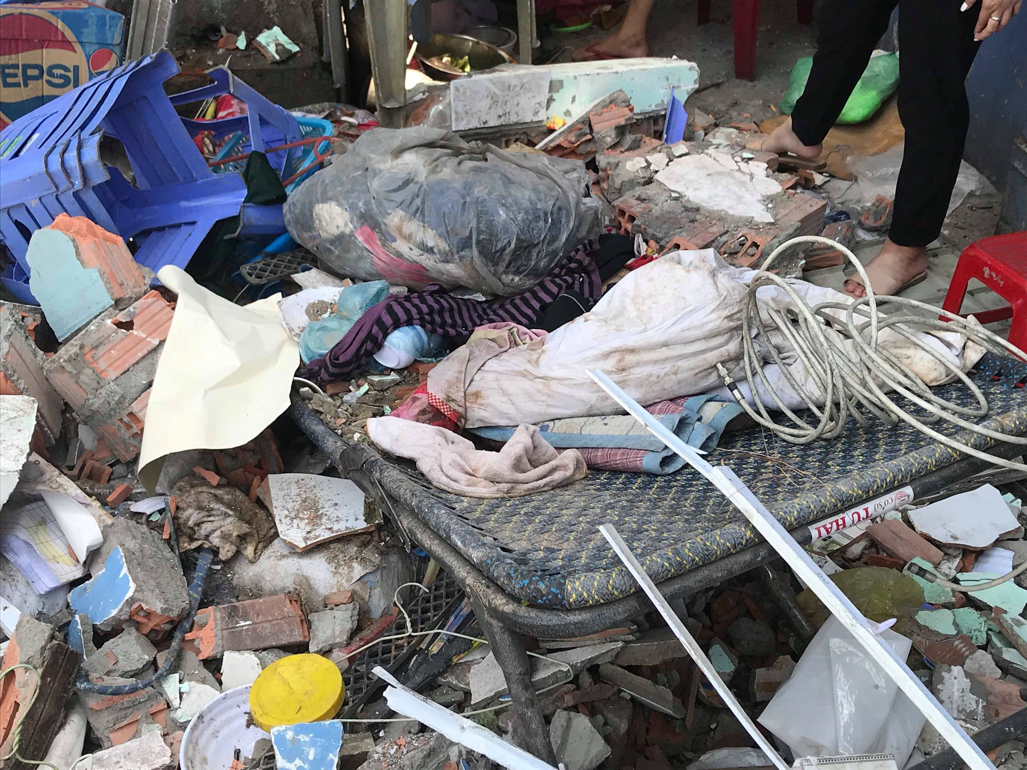 Hiện trường kinh ho&agrave;ng xe ben t&ocirc;ng sập nh&agrave; d&acirc;n l&uacute;c đổ dốc cầu - Ảnh 4.