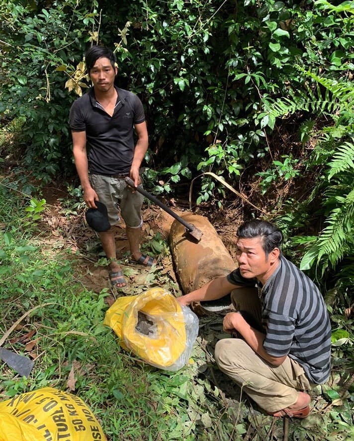 Khởi tố hai người đ&agrave;n &ocirc;ng liều mạng cưa quả bom nặng hơn 300 kg - Ảnh 1.