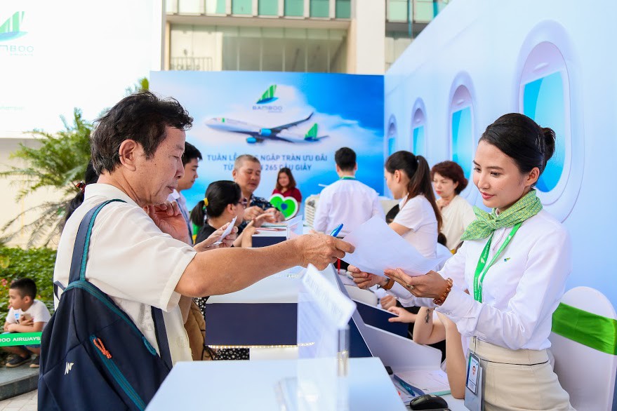 Khách đội nắng "săn" vé ưu đãi tại Bamboo Airways Tower