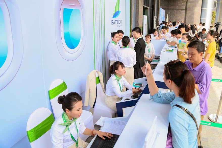 Khách đội nắng săn vé ưu đãi tại Bamboo Airways Tower - Ảnh 6.