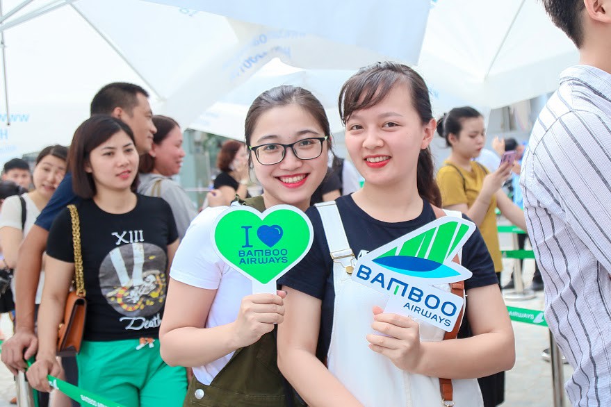 Khách đội nắng săn vé ưu đãi tại Bamboo Airways Tower - Ảnh 8.