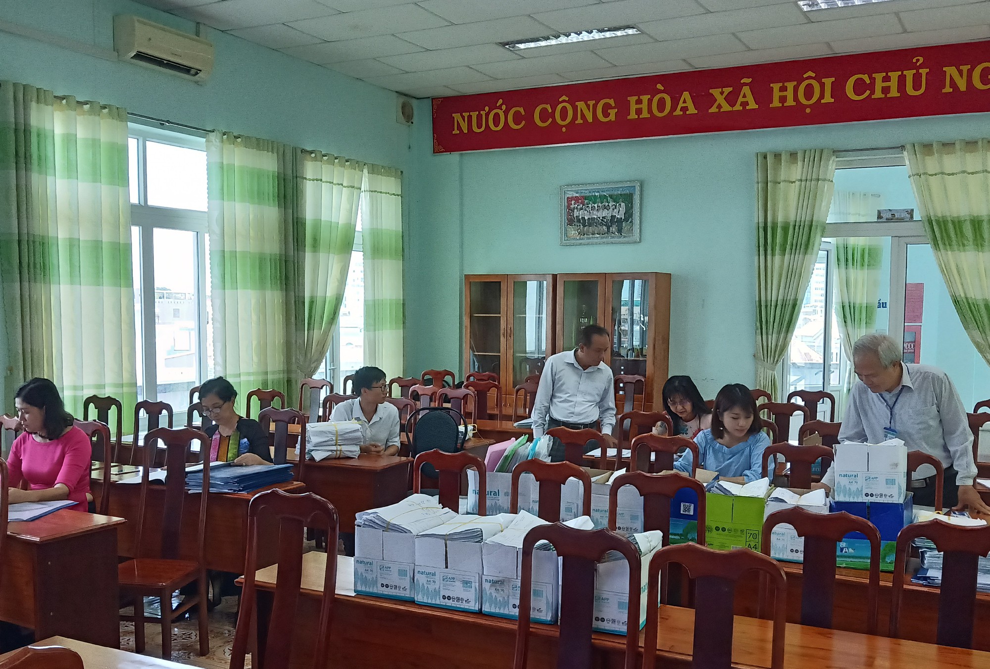 Clip: Hiệu trưởng v&agrave; gi&aacute;o vi&ecirc;n chủ nhiệm lớp c&oacute; 42/43 HS giỏi n&oacute;i g&igrave;? - Ảnh 5.
