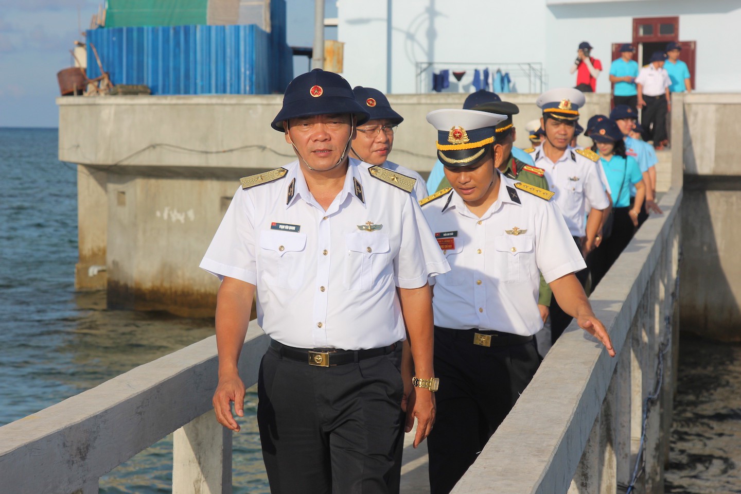Xúc động tình quân dân trong hành trình đến với Trường Sa - Ảnh 1.