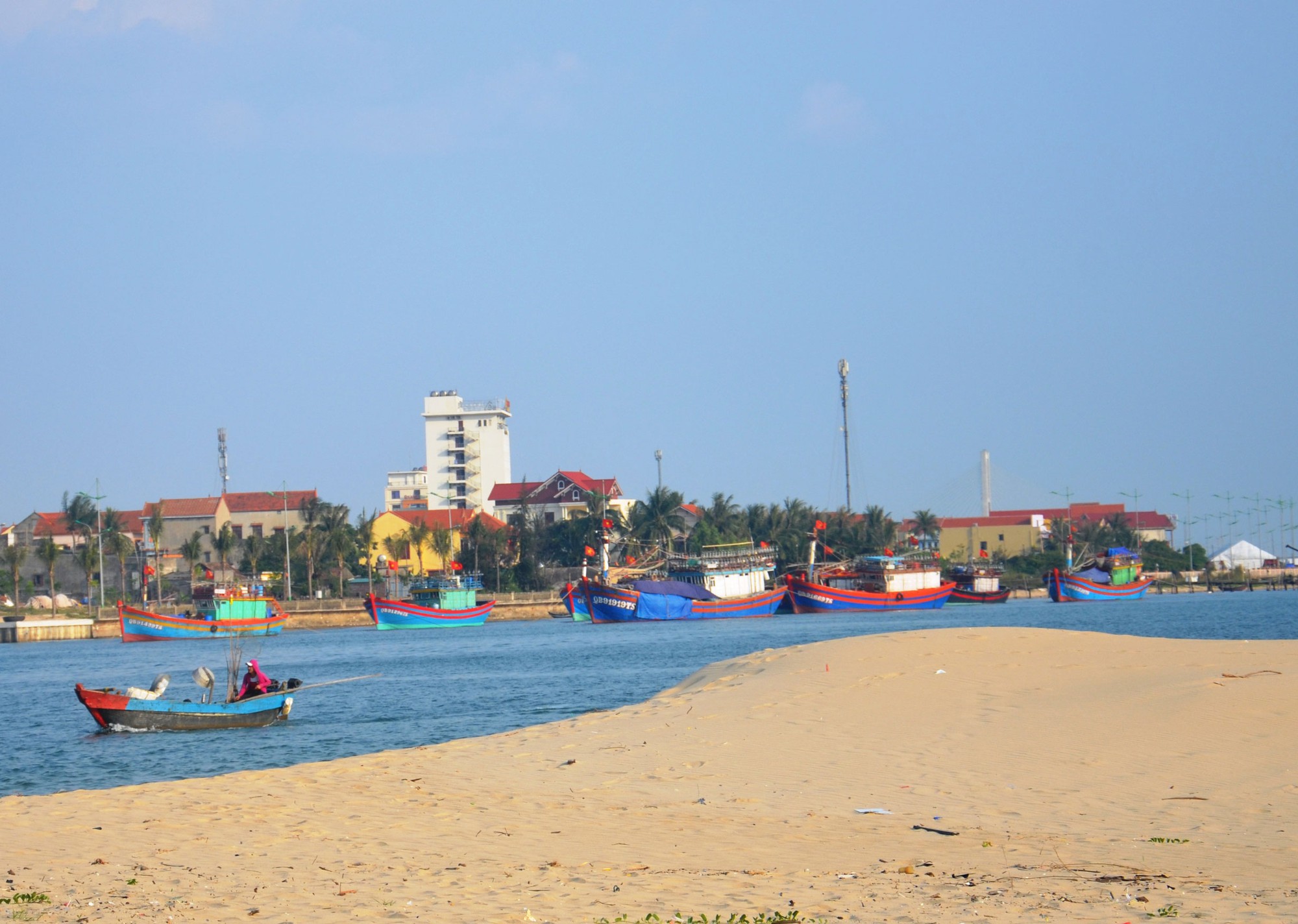 Cửa biển khắp nơi bị bồi lấp - Ảnh 1.