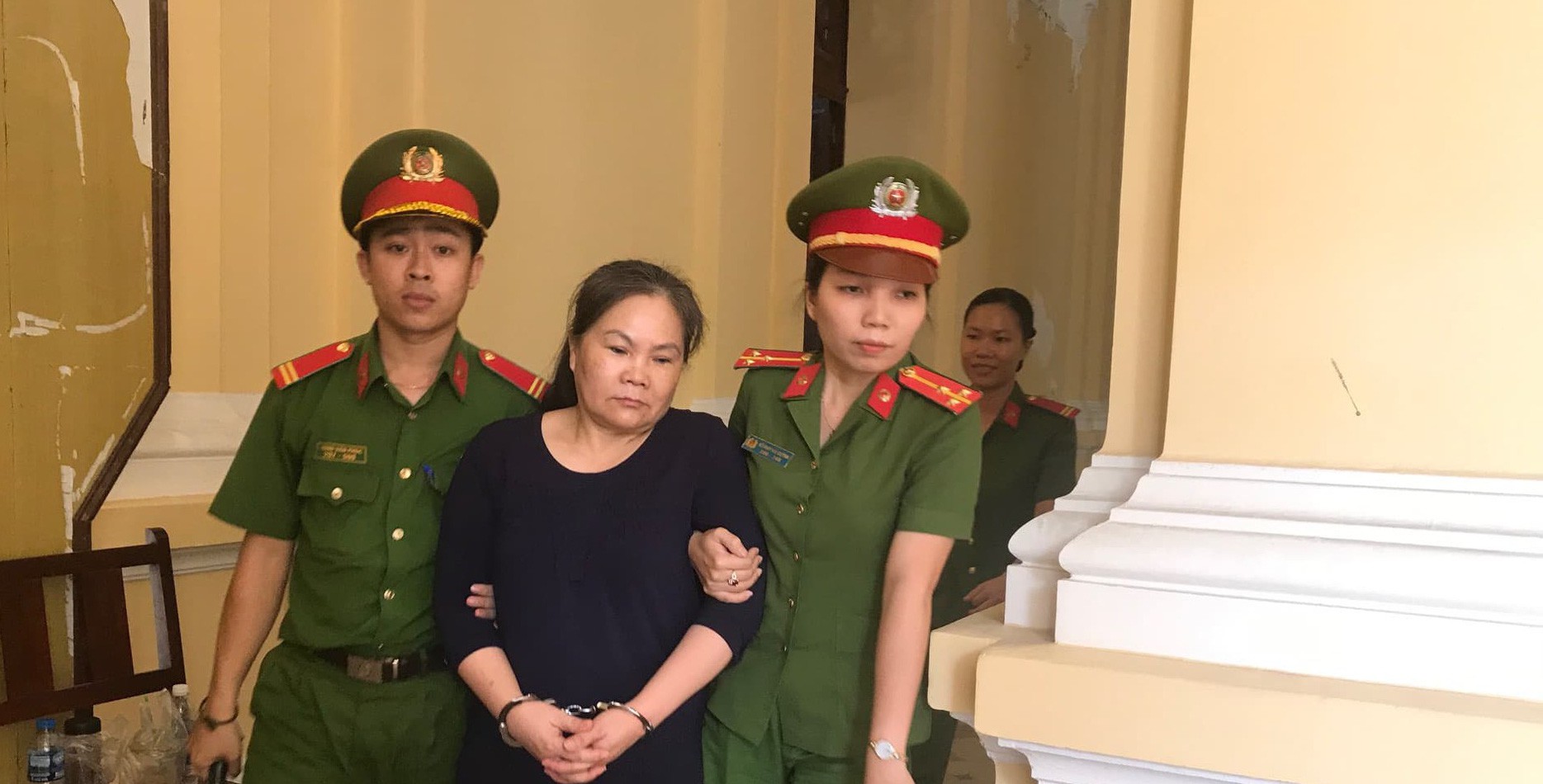 Một c&aacute;n bộ giảm ngh&egrave;o bỏ t&uacute;i 7,4 tỉ đồng nhờ cấp tr&ecirc;n&hellip; - Ảnh 1.