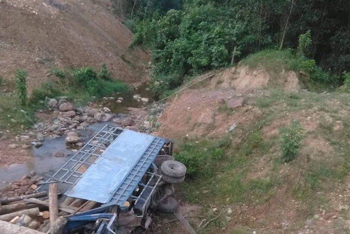 Xe tải chở gỗ lao xuống suối, 2 thanh ni&ecirc;n tr&ecirc;n xe tử vong - Ảnh 1.