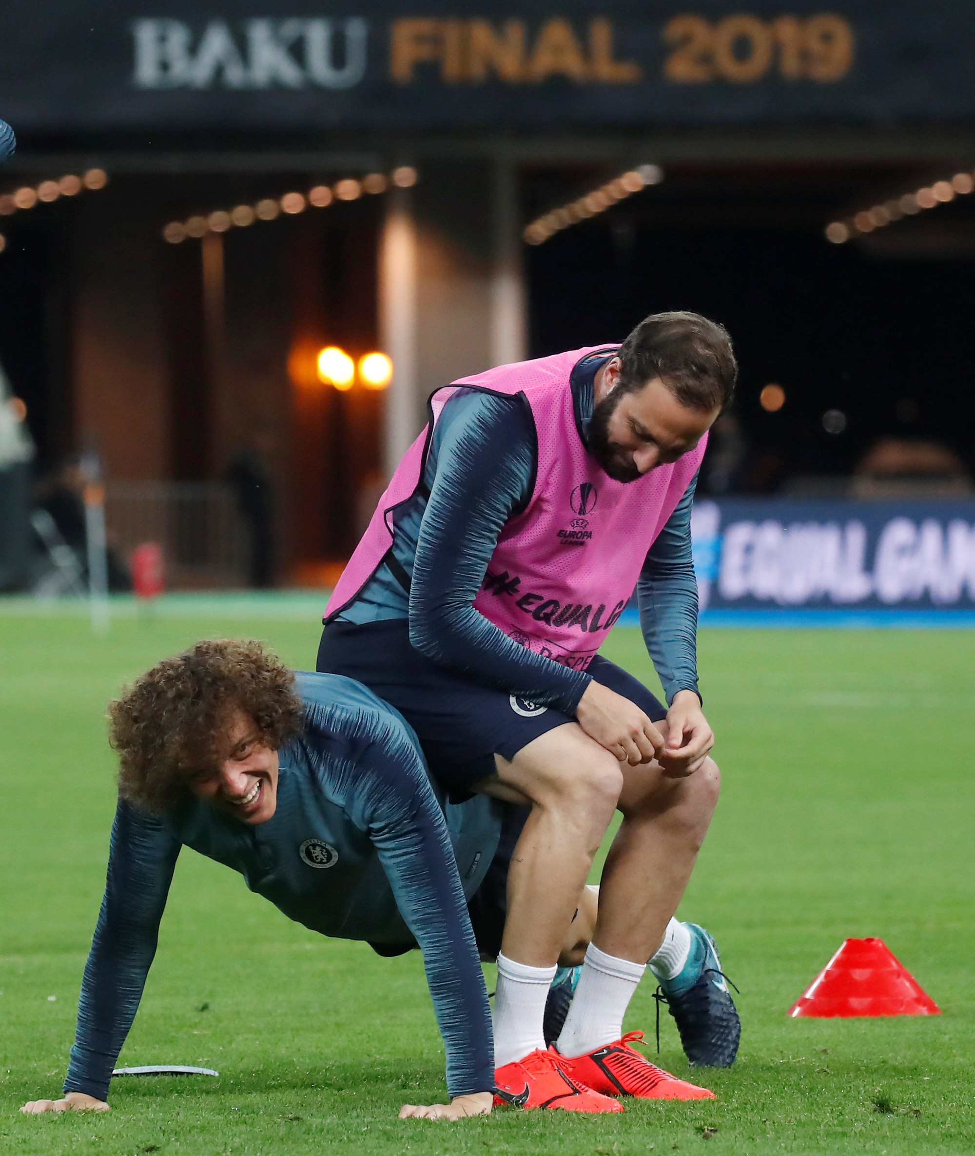Chelsea tung hỏa m&ugrave; về việc David Luiz tranh c&atilde;i với Higuain khiến Sarri bất m&atilde;n? - Ảnh 4.