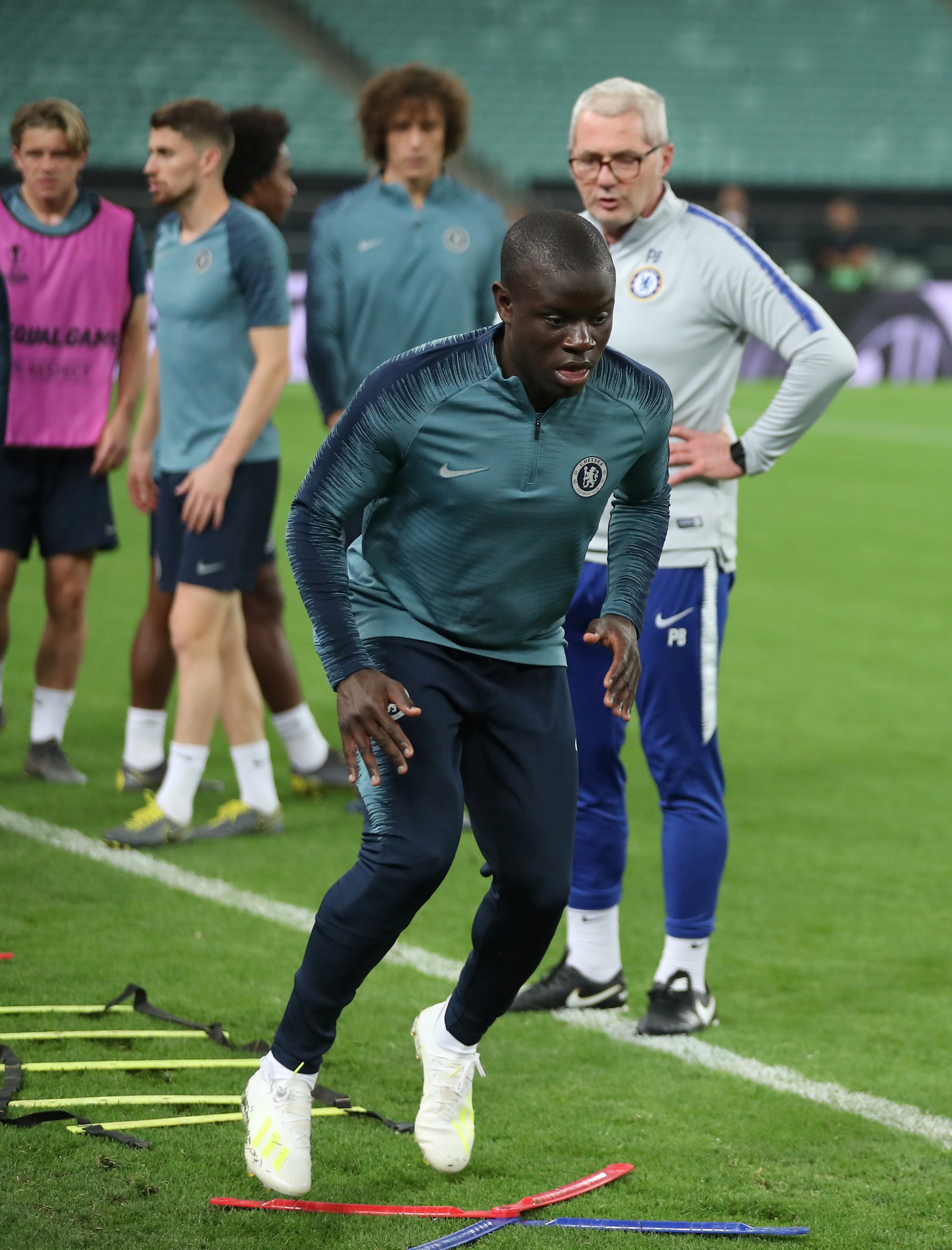 Chelsea tung hỏa m&ugrave; về việc David Luiz tranh c&atilde;i với Higuain khiến Sarri bất m&atilde;n? - Ảnh 5.