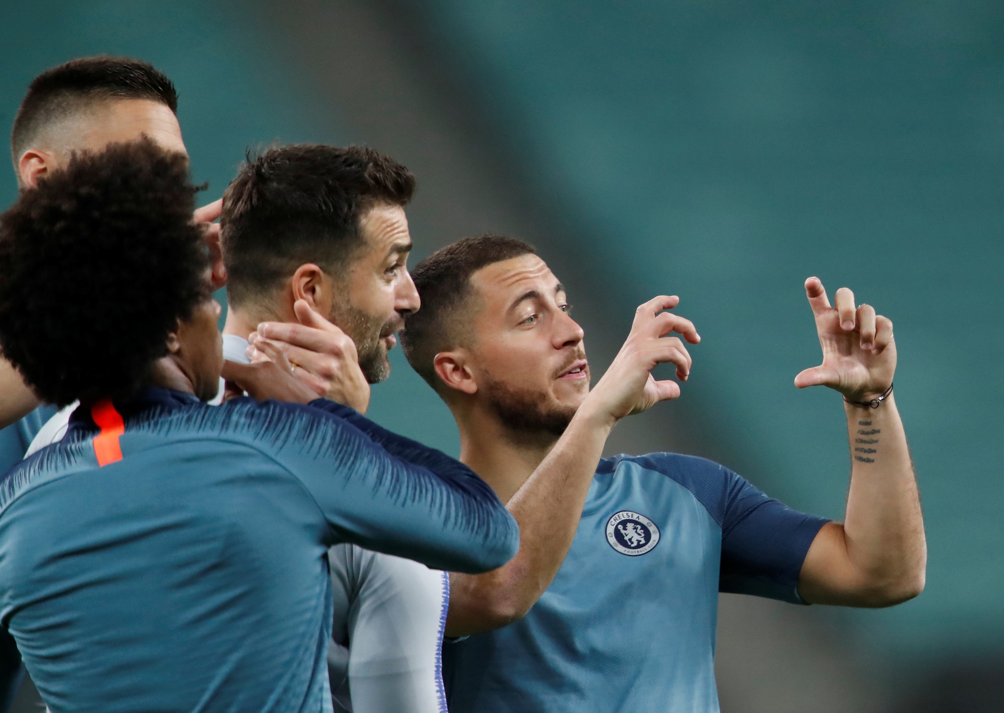 Chelsea tung hỏa m&ugrave; về việc David Luiz tranh c&atilde;i với Higuain khiến Sarri bất m&atilde;n? - Ảnh 6.