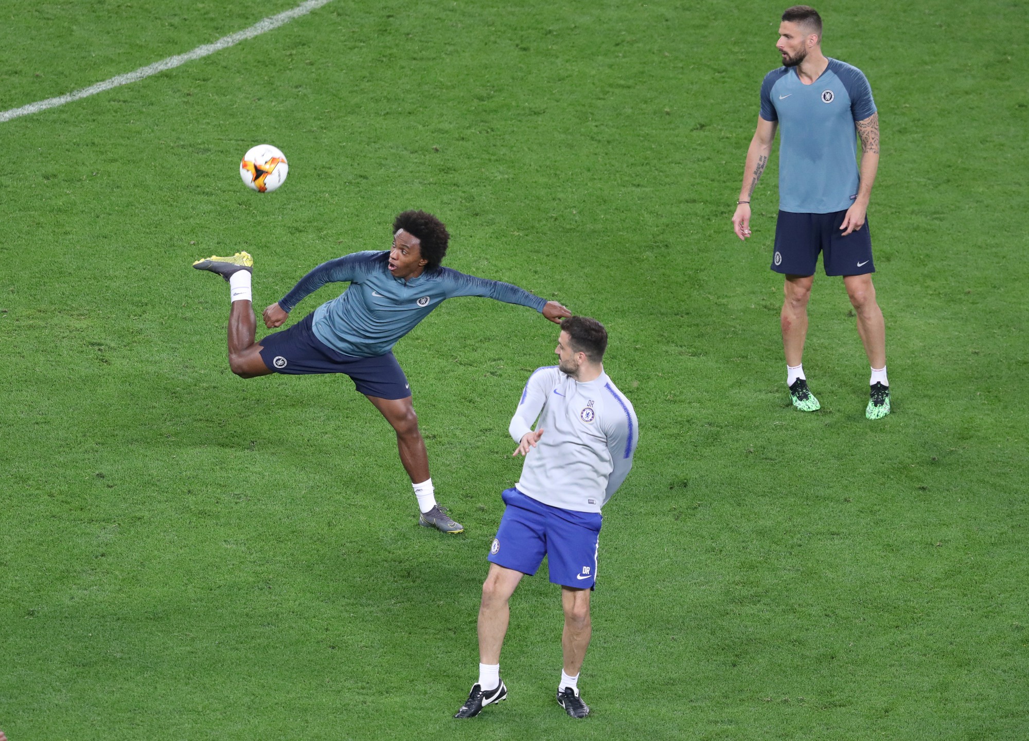 Chelsea tung hỏa m&ugrave; về việc David Luiz tranh c&atilde;i với Higuain khiến Sarri bất m&atilde;n? - Ảnh 8.