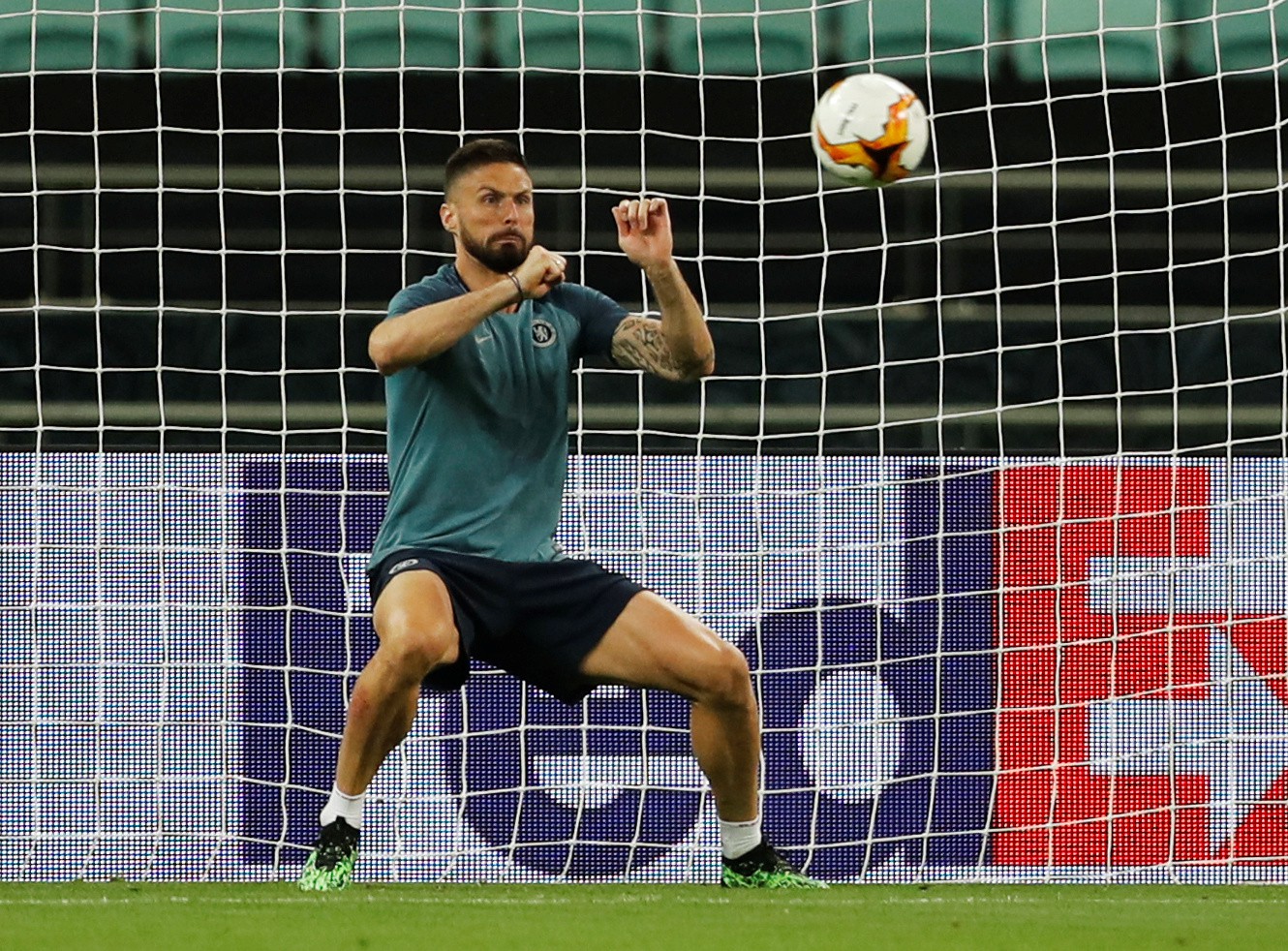 Chelsea tung hỏa m&ugrave; về việc David Luiz tranh c&atilde;i với Higuain khiến Sarri bất m&atilde;n? - Ảnh 9.