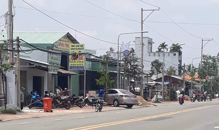 Chủ gara ôtô tá hỏa khi thấy thi thể treo trong cửa