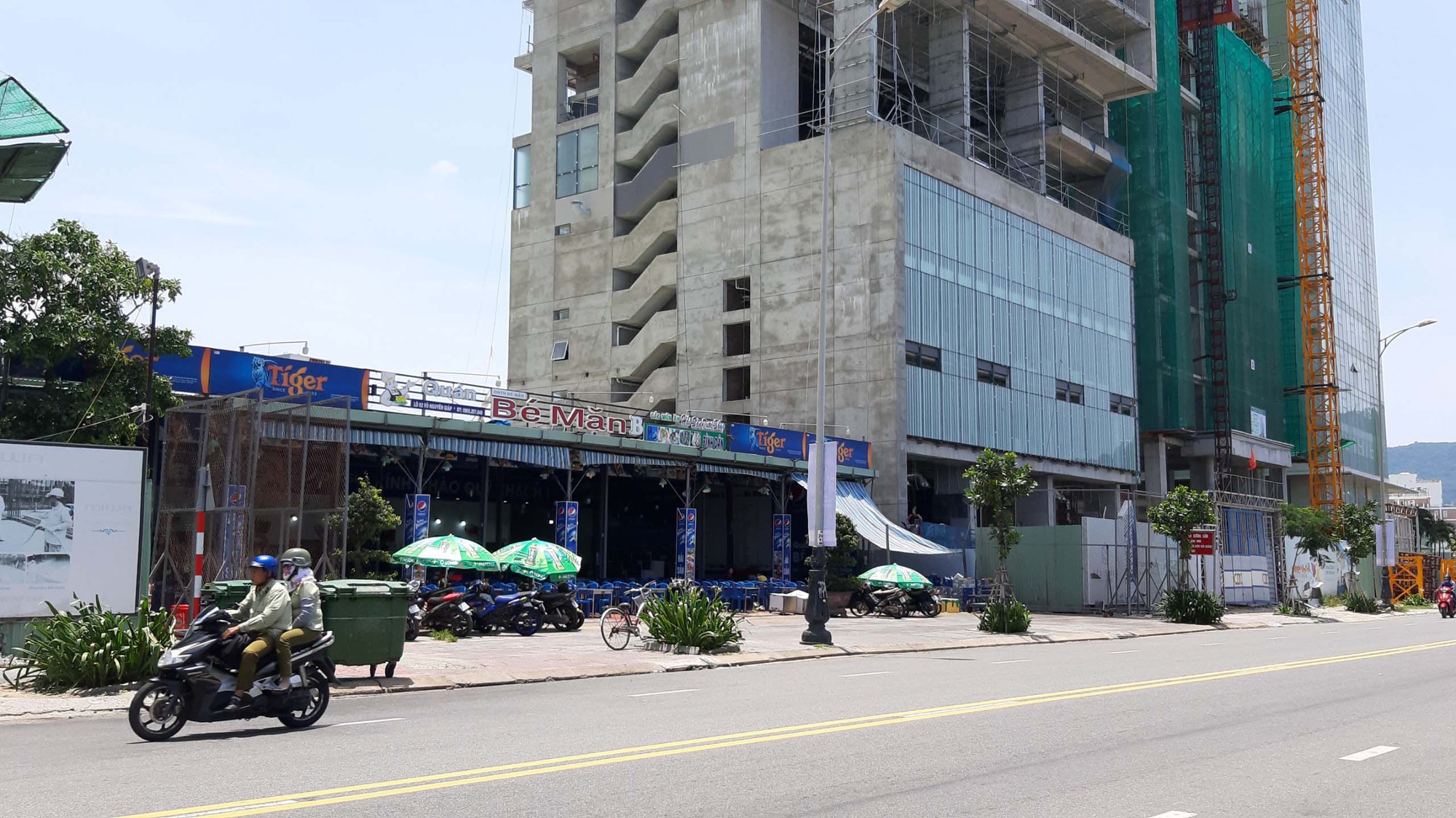 Rầm rộ xây "lụi" nhà hàng ven biển