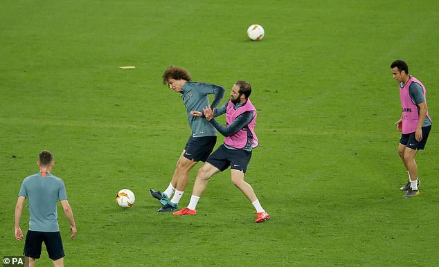 Chelsea tung hỏa m&ugrave; về việc David Luiz tranh c&atilde;i với Higuain khiến Sarri bất m&atilde;n? - Ảnh 1.