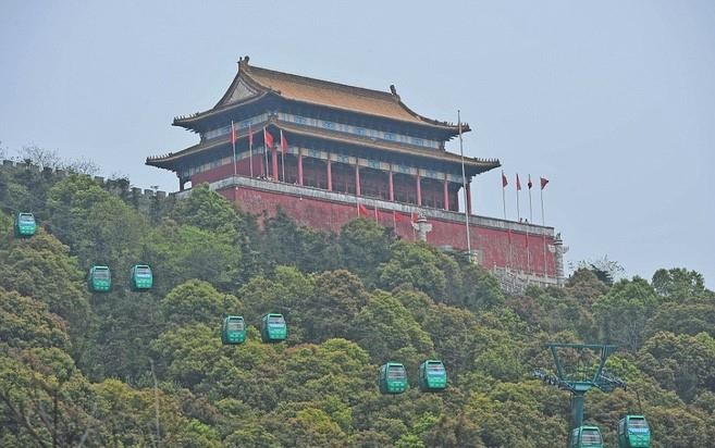 Ngắm ng&ocirc;i l&agrave;ng gi&agrave;u c&oacute; nhất Trung Quốc - Ảnh 10.