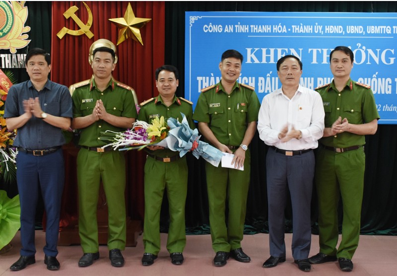 Li&ecirc;n tiếp ph&aacute; nhiều chuy&ecirc;n &aacute;n lớn, C&ocirc;ng an TP Thanh H&oacute;a nhận thưởng 320 triệu đồng - Ảnh 2.