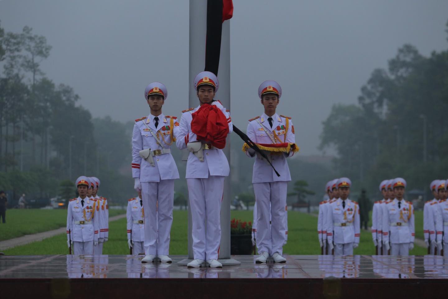 To&agrave;n cảnh Lễ treo cờ rủ Quốc tang nguy&ecirc;n Chủ tịch nước L&ecirc; Đức Anh trong mưa - Ảnh 1.
