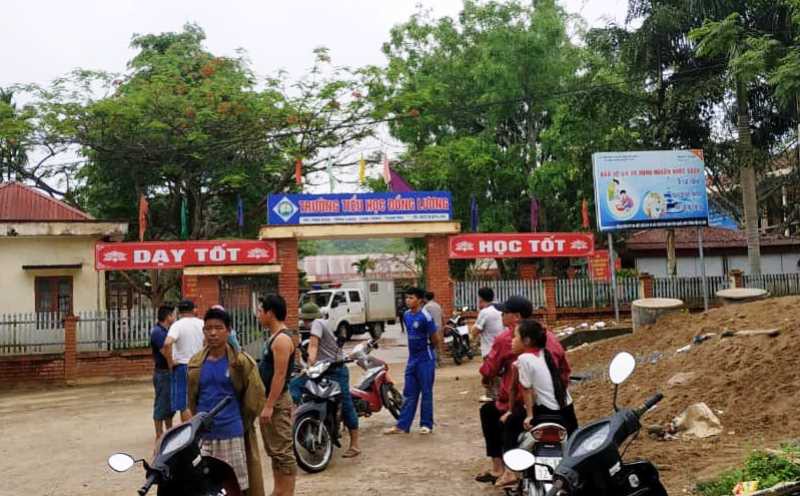Kẻ nghi "ngáo đá" xông vào trường tiểu học đâm 6 cô, trò thương vong