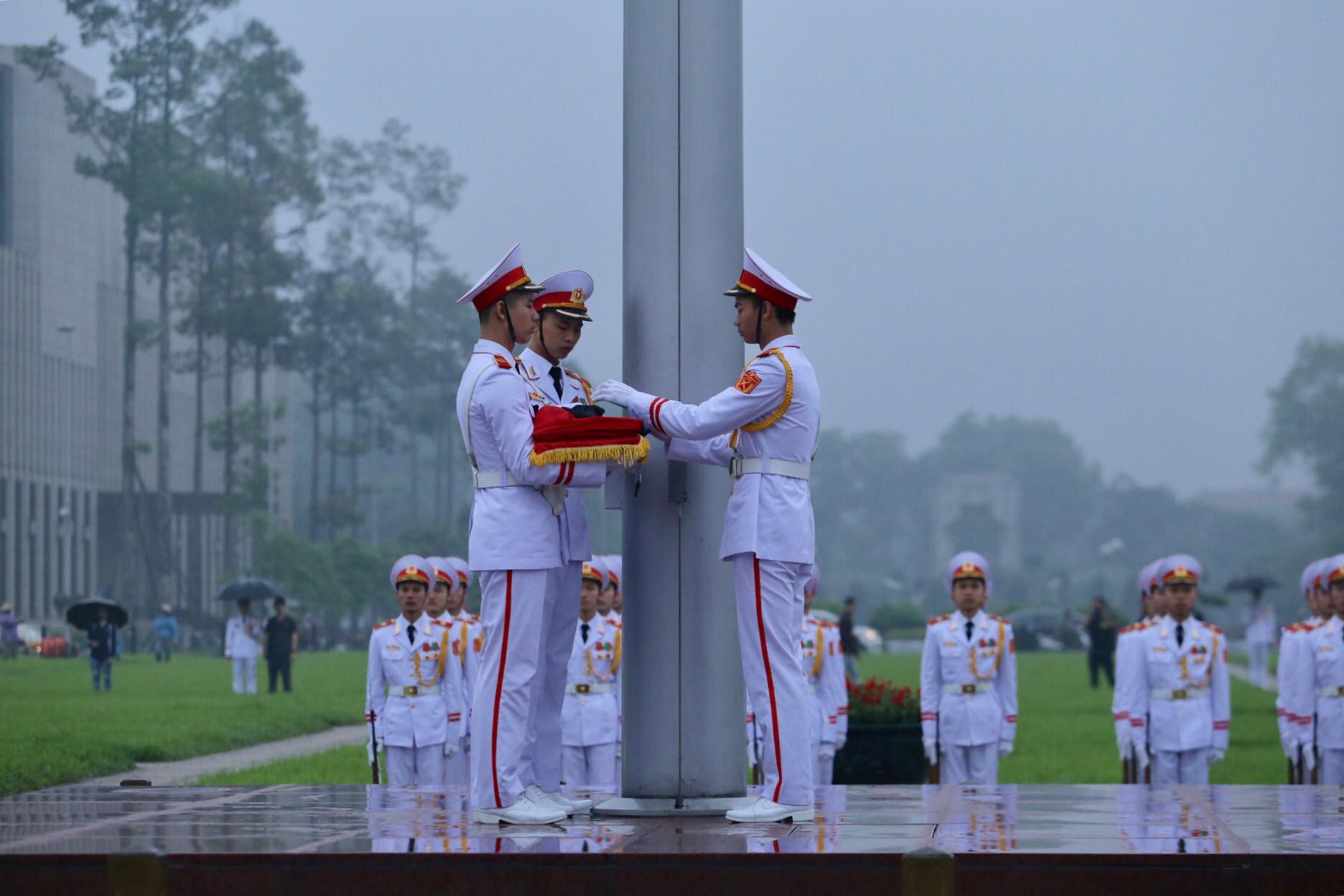To&agrave;n cảnh Lễ treo cờ rủ Quốc tang nguy&ecirc;n Chủ tịch nước L&ecirc; Đức Anh trong mưa - Ảnh 13.