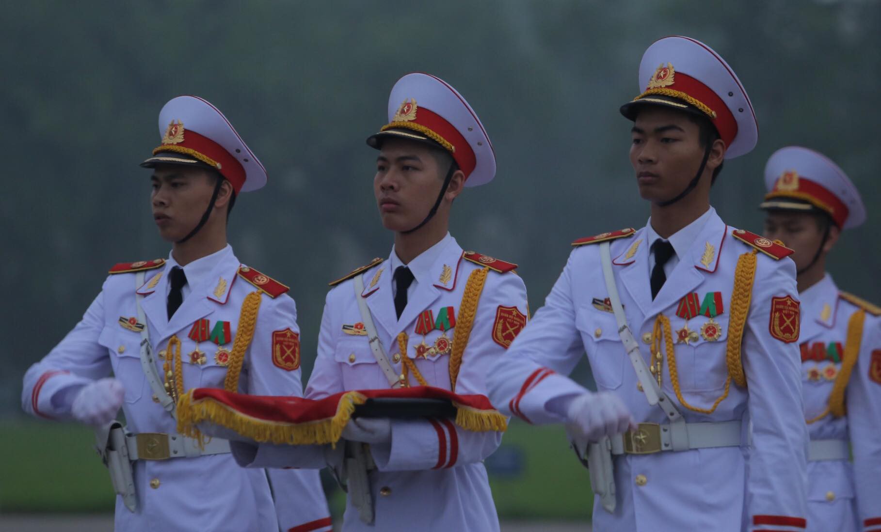 To&agrave;n cảnh Lễ treo cờ rủ Quốc tang nguy&ecirc;n Chủ tịch nước L&ecirc; Đức Anh trong mưa - Ảnh 20.