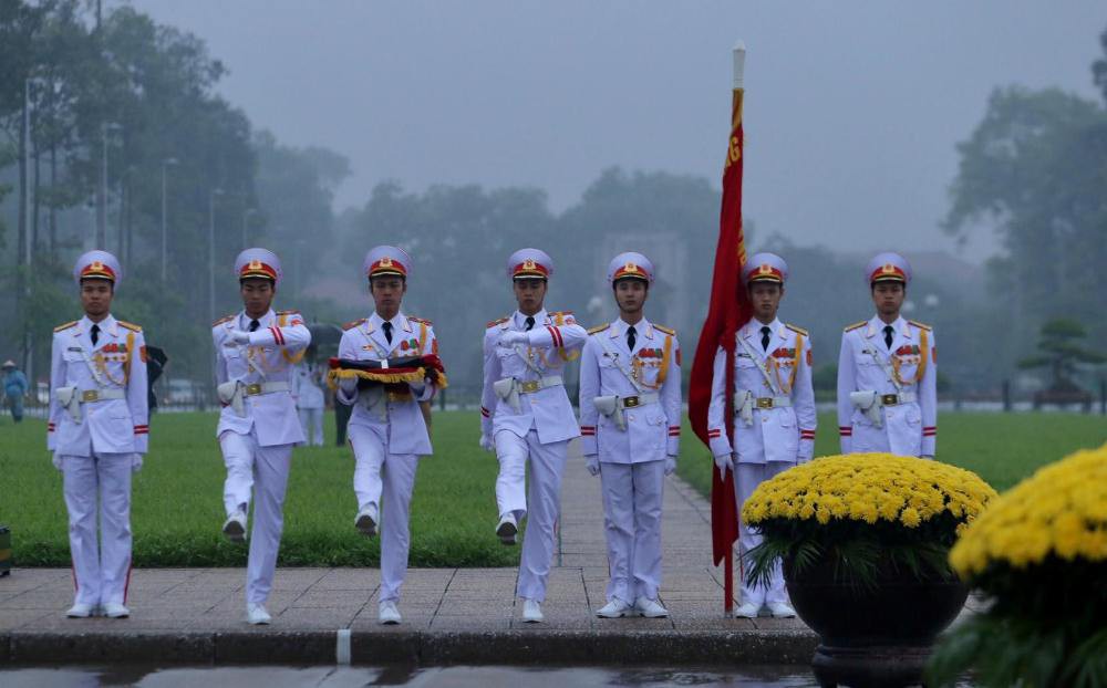 To&agrave;n cảnh Lễ treo cờ rủ Quốc tang nguy&ecirc;n Chủ tịch nước L&ecirc; Đức Anh trong mưa - Ảnh 11.