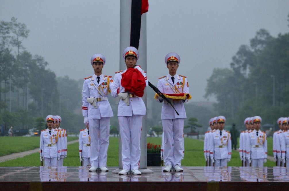 To&agrave;n cảnh Lễ treo cờ rủ Quốc tang nguy&ecirc;n Chủ tịch nước L&ecirc; Đức Anh trong mưa - Ảnh 14.