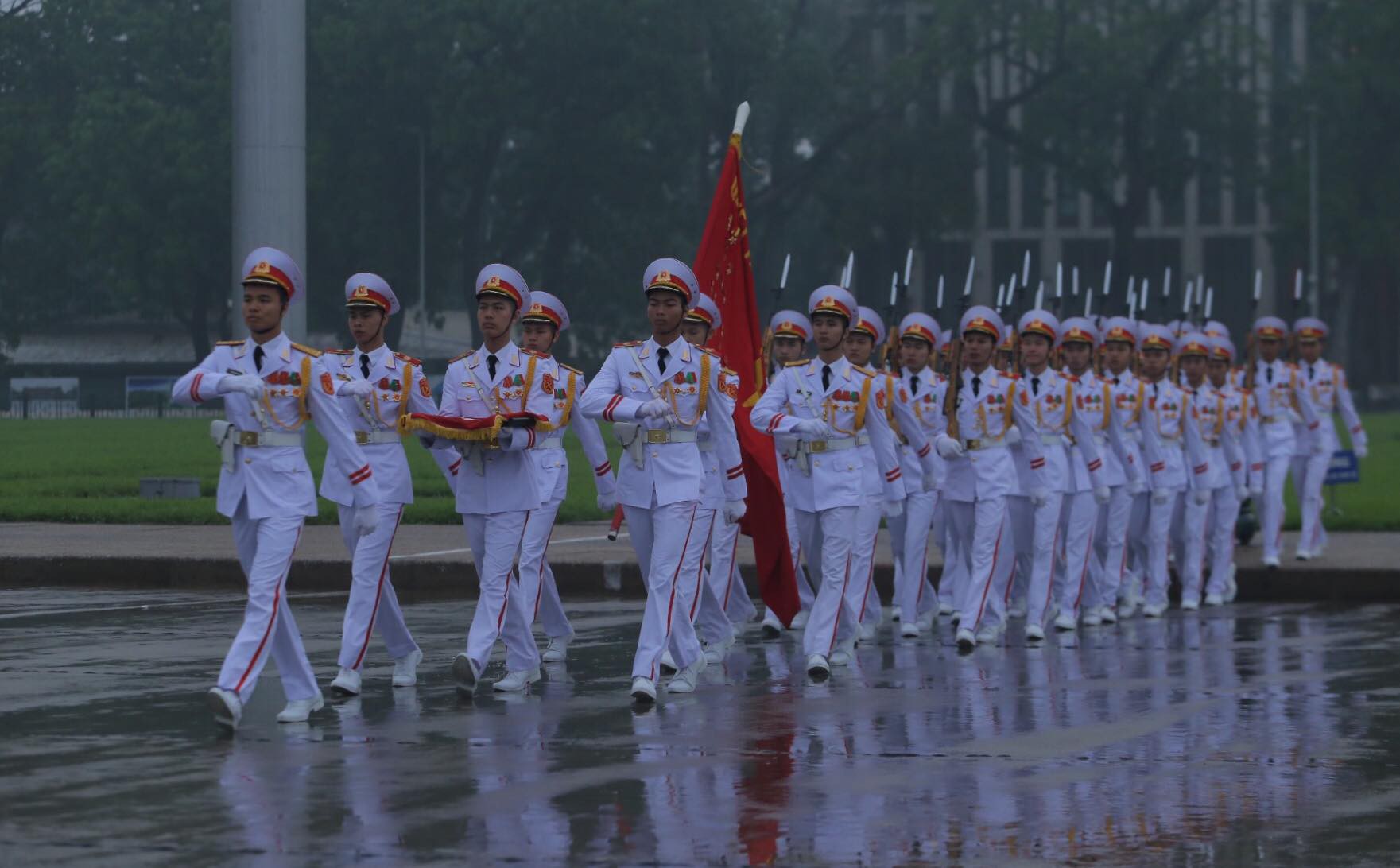 To&agrave;n cảnh Lễ treo cờ rủ Quốc tang nguy&ecirc;n Chủ tịch nước L&ecirc; Đức Anh trong mưa - Ảnh 23.