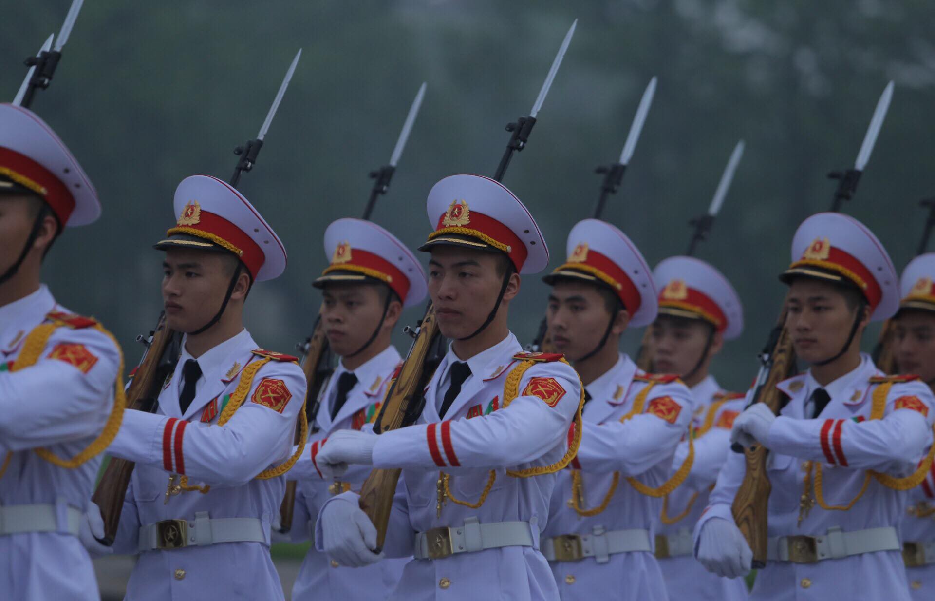 To&agrave;n cảnh Lễ treo cờ rủ Quốc tang nguy&ecirc;n Chủ tịch nước L&ecirc; Đức Anh trong mưa - Ảnh 21.