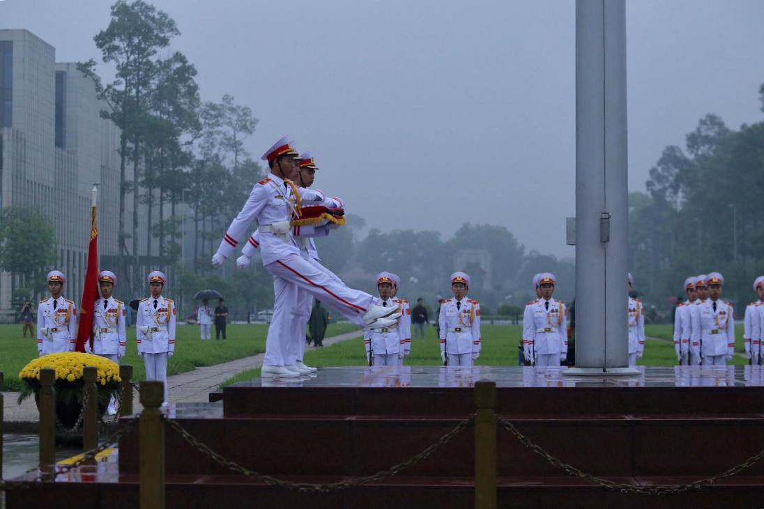 To&agrave;n cảnh Lễ treo cờ rủ Quốc tang nguy&ecirc;n Chủ tịch nước L&ecirc; Đức Anh trong mưa - Ảnh 12.