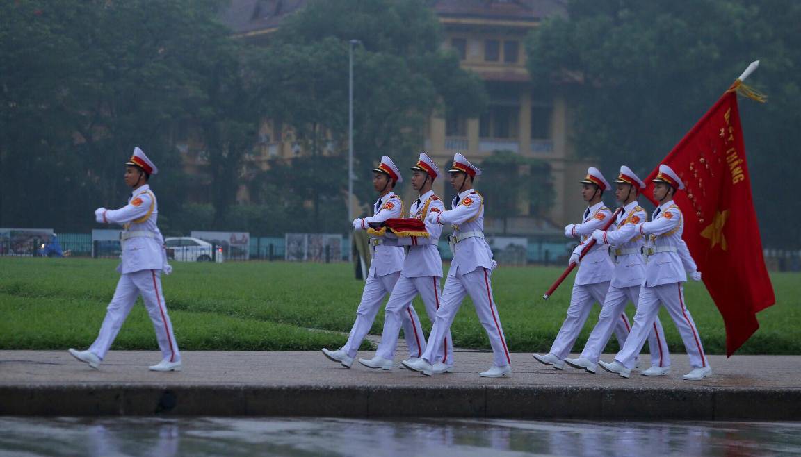 To&agrave;n cảnh Lễ treo cờ rủ Quốc tang nguy&ecirc;n Chủ tịch nước L&ecirc; Đức Anh trong mưa - Ảnh 7.
