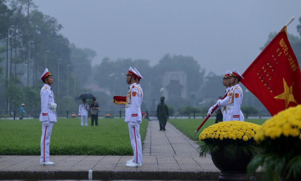 To&agrave;n cảnh Lễ treo cờ rủ Quốc tang nguy&ecirc;n Chủ tịch nước L&ecirc; Đức Anh trong mưa - Ảnh 8.